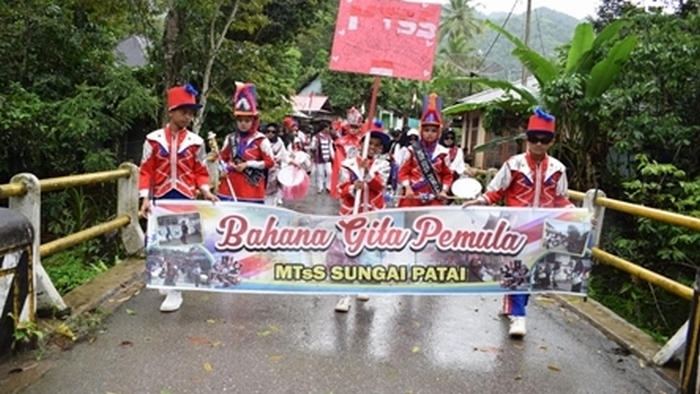 Penampilan Grup Drum Band Bahana Gita Pemula MTs Sungai Patai