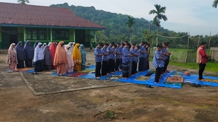 Shalat Dhuha di Lapangan Upacara