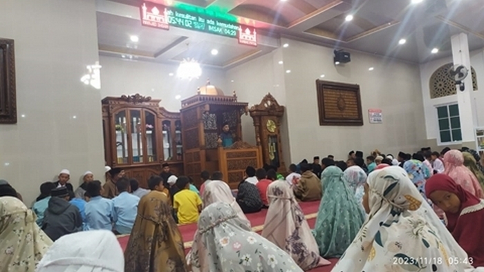 Shalat Subuh Berjamaah di Masjid Terdekat