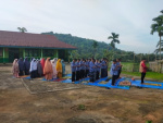Shalat dhuha di lapangan.jpg